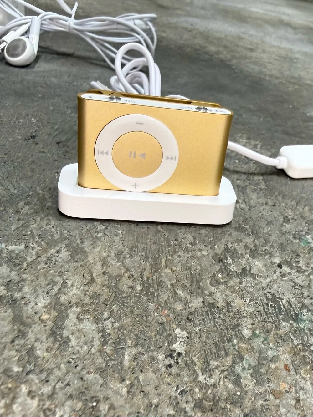 Apple iPod Shuffle 2nd Gen 1GB Gold Complete w/ Case Tested Working